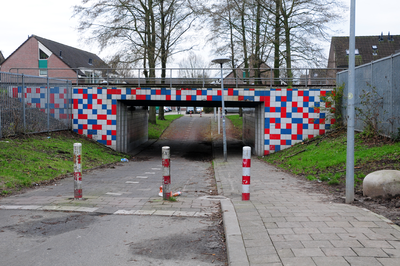 913062 Gezicht op het fietstunneltje van de Ina Boudier-Bakkerlaan naar de Neptunusstraat te Utrecht, onder de ...